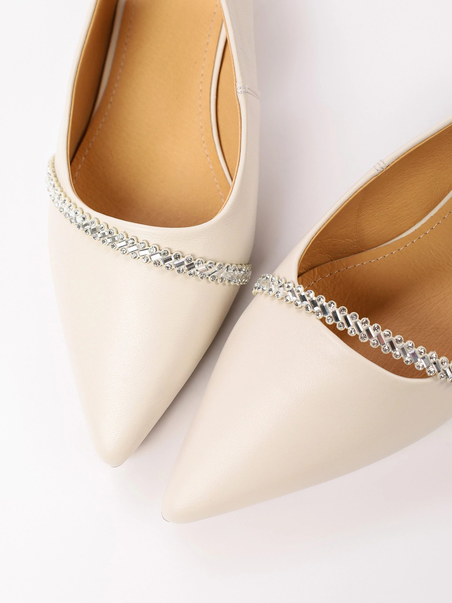 Туфли-слингбэки молочного цвета со стразами на низком каблуке